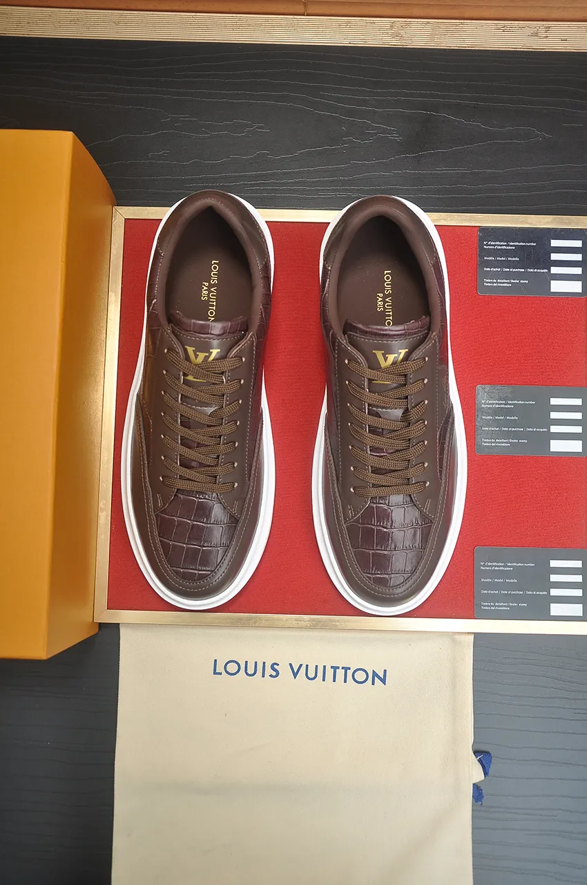 Men's men's shoes 💰640💶Original development, quality shipping, welcome to compare - LV sneaker series sports shoes introduce the loose silhouette of the ready-to-wear series into the spring and summer men's wear shows and make an eye-catching appearance. The cow leather upper is combined with rough fabric laces, and colorful beading highlights the brand's classic elements. LV letters mark the tongue and Monogram floral outsole. Mixed materials Made of top-grain cowhide, thick shoelace design, large Monogram print on the side, mesh lining and cotton feet, the comfort is as extreme as ever, premium heritage, quality first, worth owning! Size: Men’s 38-45 (45 is custom-made and cannot be returned or exchanged)